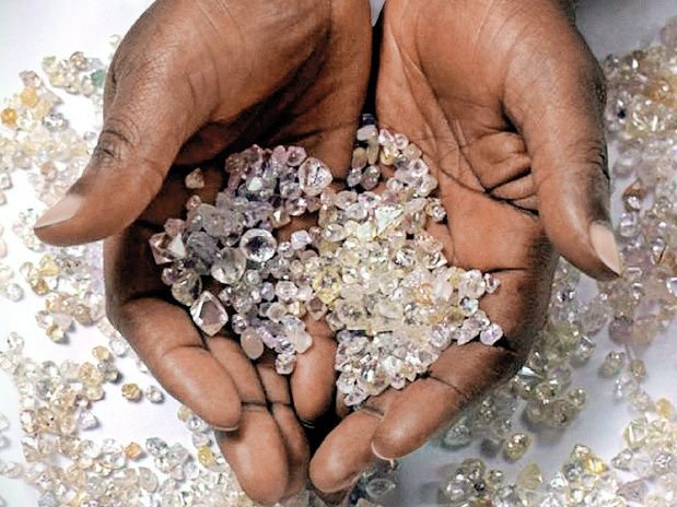 Detidos cidadãos com mais de mil pedras de diamantes na Lunda Norte