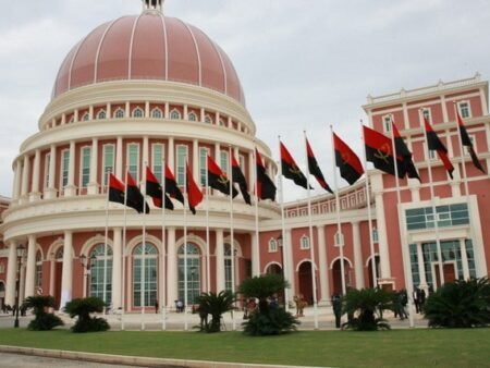 Os Privilégios Parlamentares: O Abismo Salarial Entre o Poder Legislativo e o Povo