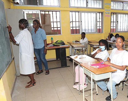 Professores e alunos do país compareceram nas escolas
