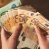 Euro recua e volta a ficar abaixo de 1,14 dólares em meio a incertezas globais