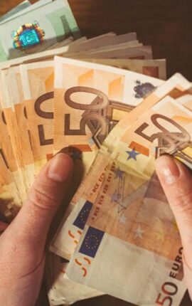 Euro recua e volta a ficar abaixo de 1,14 dólares em meio a incertezas globais