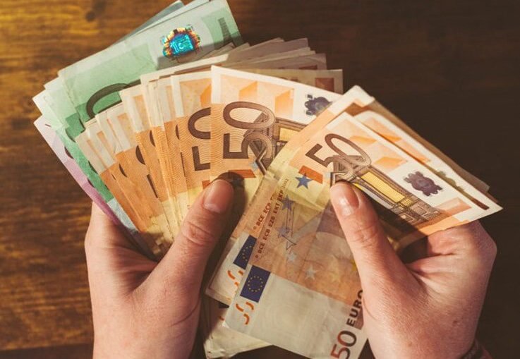 Euro recua e volta a ficar abaixo de 1,14 dólares em meio a incertezas globais