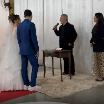 Jovem desmaia de emoção ao ver a noiva no altar