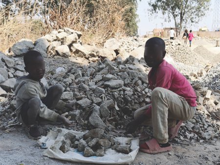 Crianças trabalham na exploração de inertes no município do Huambo