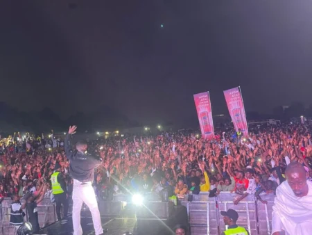 JOHN TROUBLE ENCANTA CALEMBA II COM PRIMEIRO GRANDE ESPETÁCULO NO SEU BAIRRO NATAL